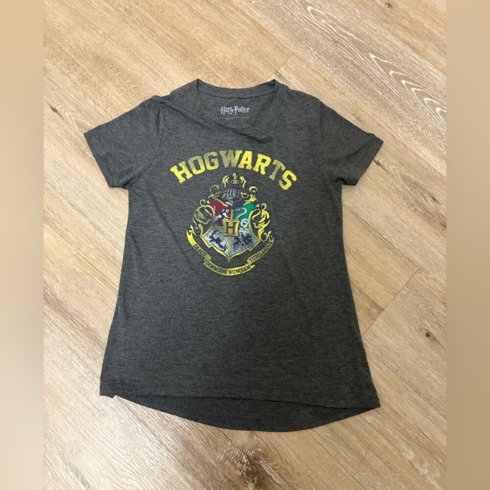 Harry Potter Woman's Gray Hogwarts Crest Graphic Tee Woman Size Small